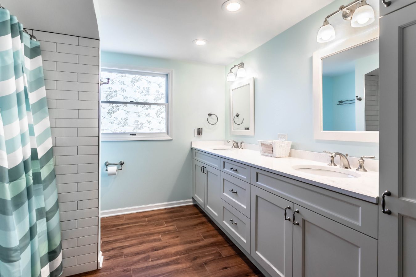 hall-bathroom-remodel-gallery-C44A7391-HDR